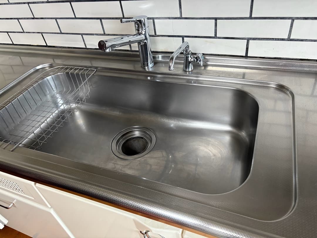 油汚れや水垢がこびりついていたキッチンのシンクを、細部まで丁寧にクリーニングしました。ステンレス本来の輝きが戻り、清潔感のある明るいキッチンに仕上がりました。(施工後)